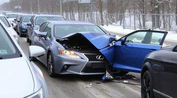 В северной части Москвы Lexus столкнулся с 11 машинами.