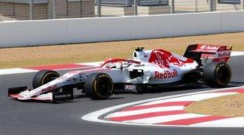 Леклер возглавил протокол во второй день тестов в Бахрейне