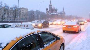 Рост стоимости поездок на такси в Москве из-за снежных заносов и заторов на дорогах.