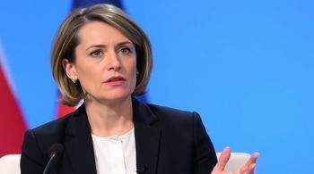 Захарова отреагировала на заявления Макрона о намерении вести переговоры с Россией